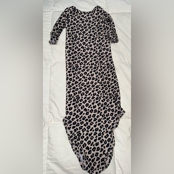 Caden Lane snow leopard print knotted baby gown with matching cap, sz 0-3 mos - Picture 4 of 5